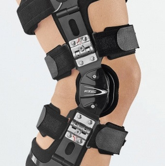 Регулируемый жесткий коленный ортез medi protect.4 OA